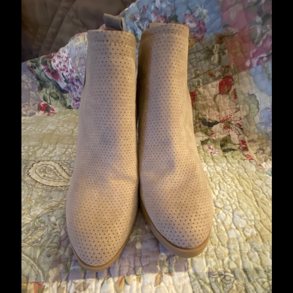 Universal Thread booties